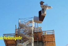 ΑΝΥΨΩΣΗ ΤΟΥ ΕΝΘΕΤΟΥ ΣΤΟ ΠΥΛΩΝΑ ΠΟΥ ΘΑ ΣΤΗΡΙΖΕΙ ΤΟ ΣΚΕΠΑΣΤΡΟ, ΥΠΟ ΤΗΝ ΕΠΙΤΗΡΗΣΗ ΤΩΝ ΙΤΑΛΩΝ!!